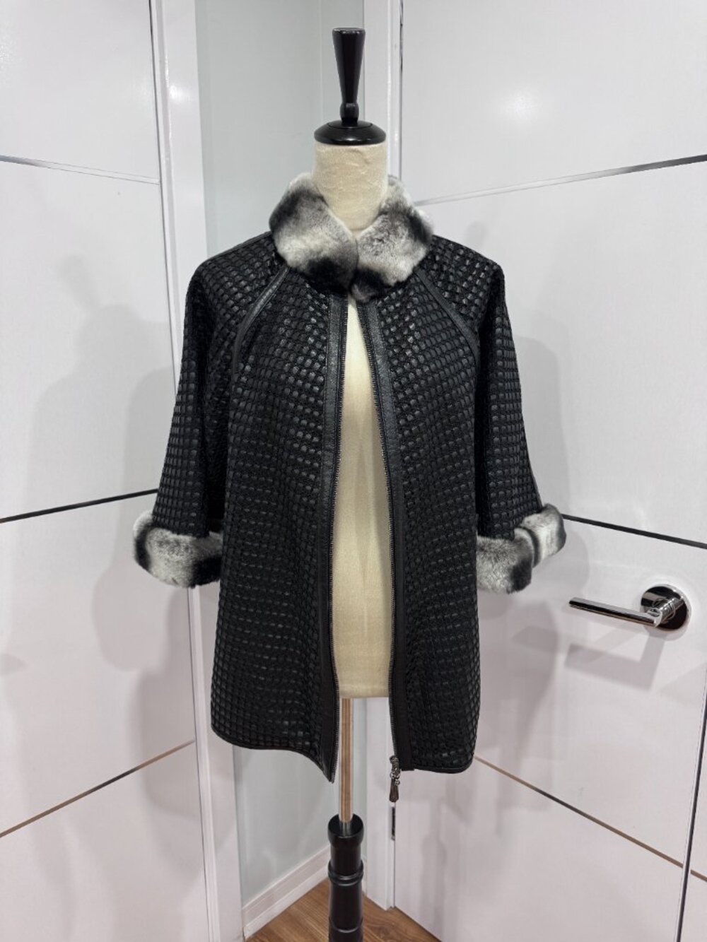 Leather Black cape with natural fur New, Size M - Picture 5 of 17